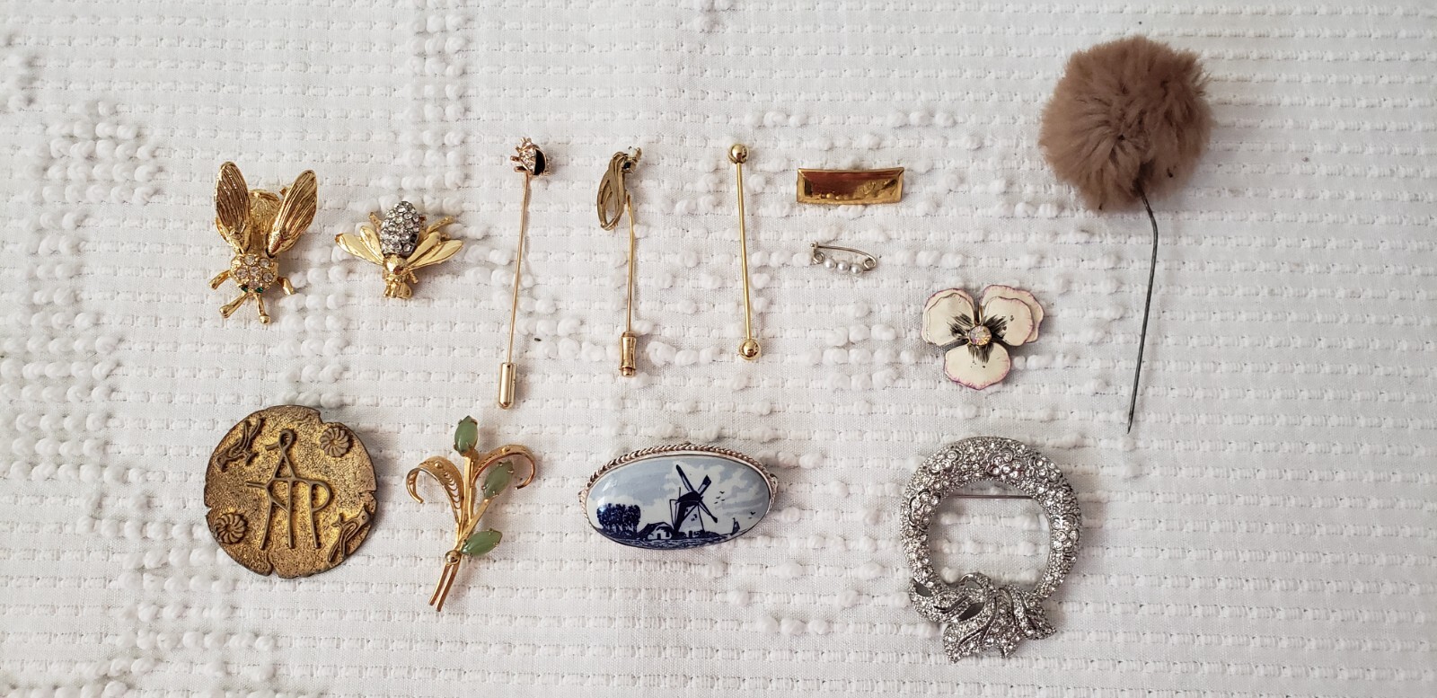 LOT OF VINTAGE 1950s-1980s COSTUME JEWELRY 13 PINS BROOCHS 12K SORRENTO DELFT