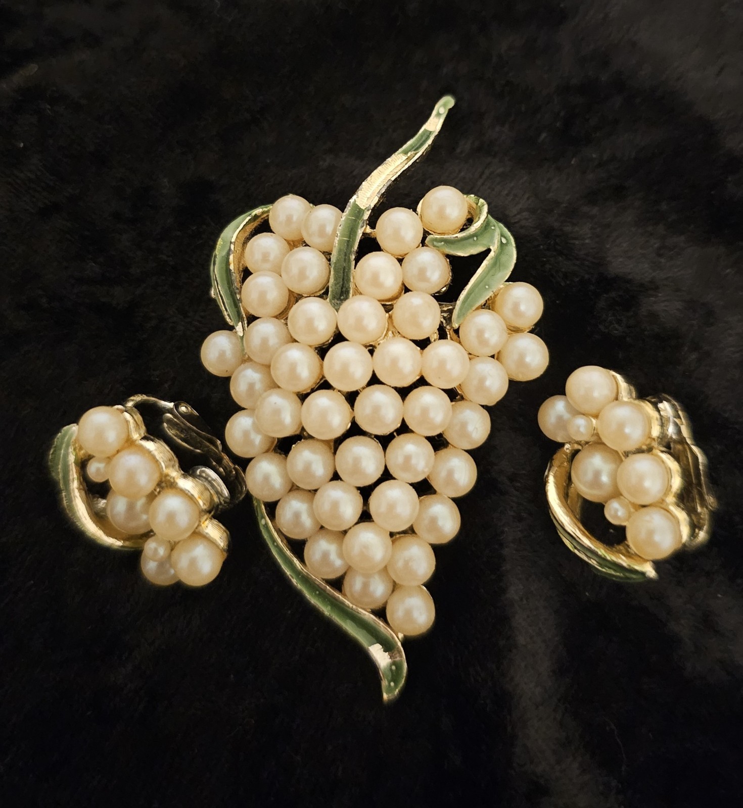 Jewelry set Goldtone brooch & Clip-on earrings Grape clusters Faux Pearls Enamel