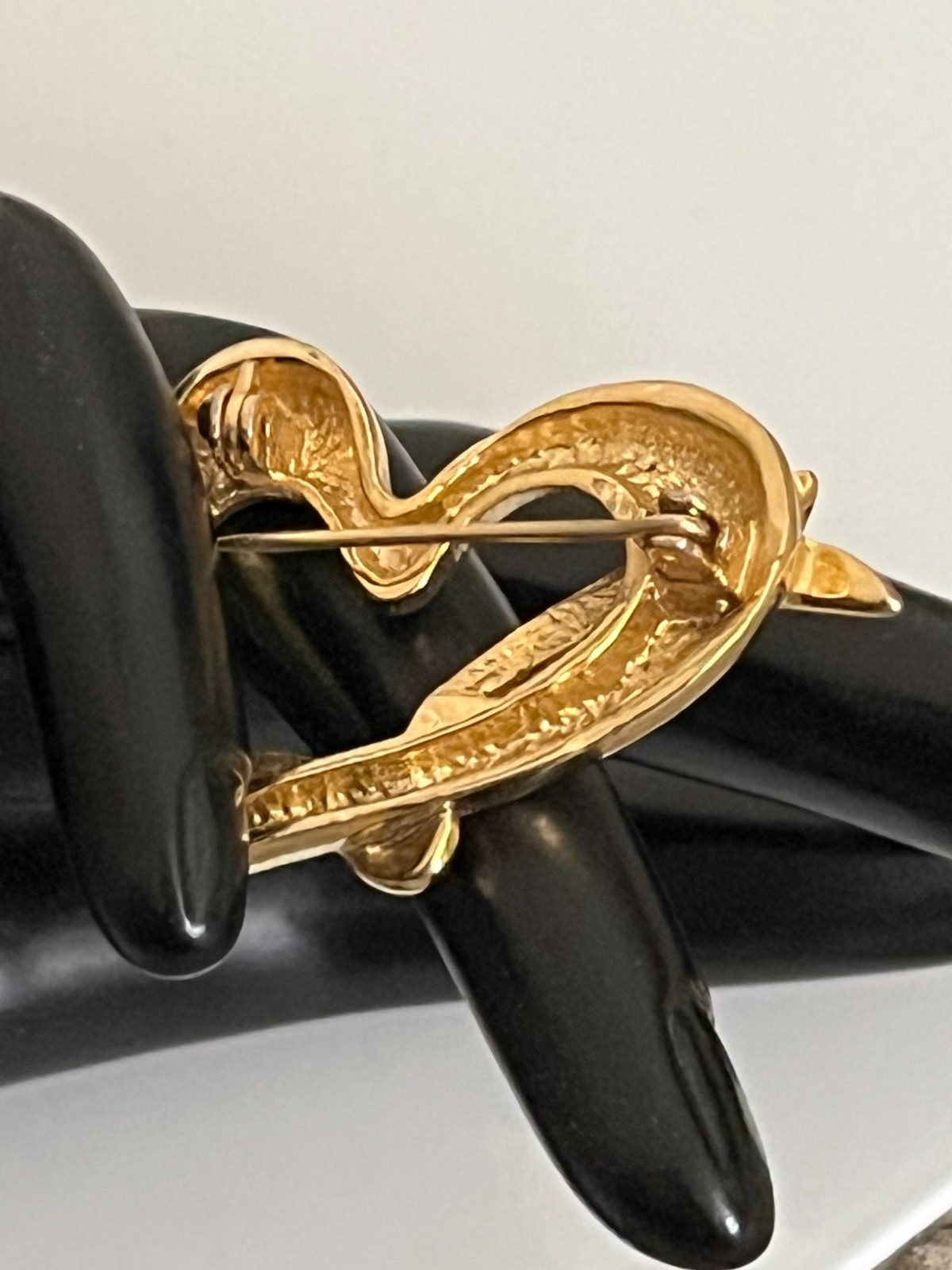 💛 VNTG GOLDTONE OPEN HEART BROOCH • RIBBON‑ARROW SWIRL DESIGN