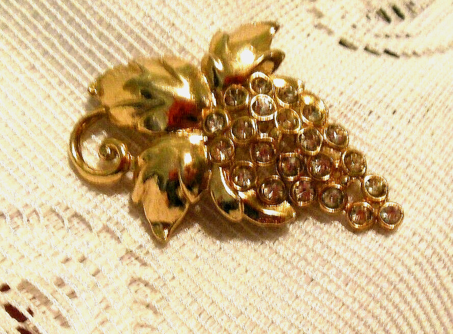 VTG GOLD TONE BUNCH OF GRAPES w/VINE LEAVES & PRETTY RHINESTONES PIN–2″