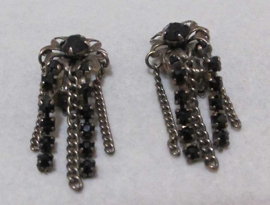 Vintage LA ROCO Black Rhinestone Gold Chain 5 Dangle Clip Earrings 1-3/4”