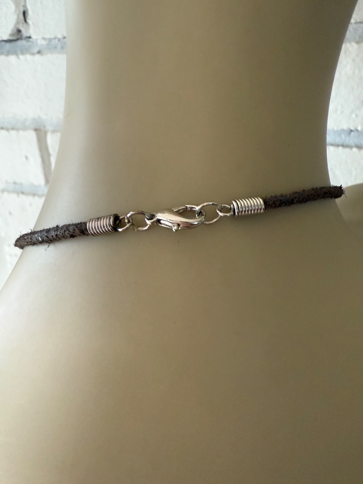 ESTATE BLACK ONYX OR GLASS FLOWER PENDANT SILVER TONE LEATHER CORD NECKLACE 14″