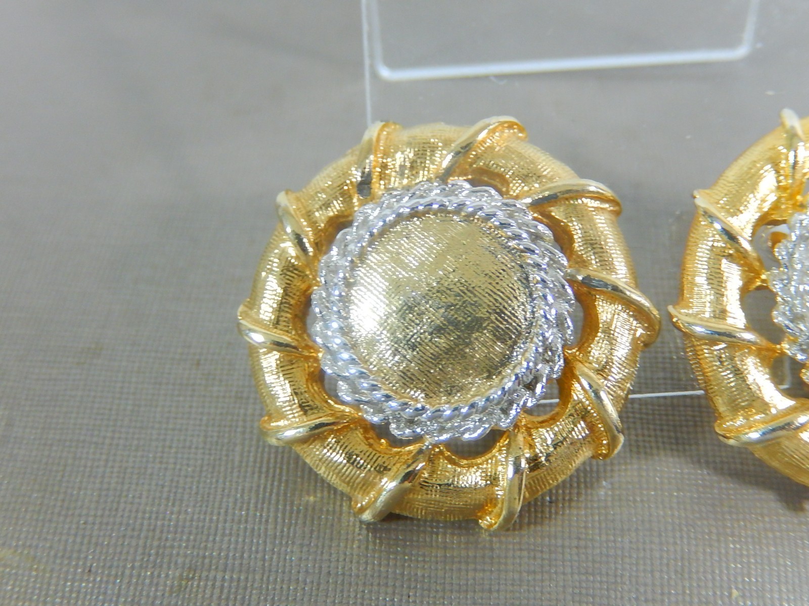 VTG SIGNED VENDOME TEXTURED 2 TONE LARGER ADJUSTABLE ELEGANT CLIP ON EARRINGS