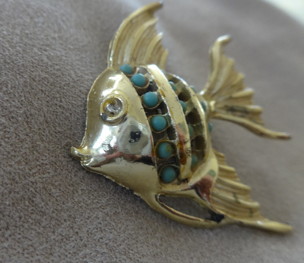 UNSIGNED GOLD TONE FISH BROOCH PIN TURQUOISE COLOR BEADS PRETTY GUC