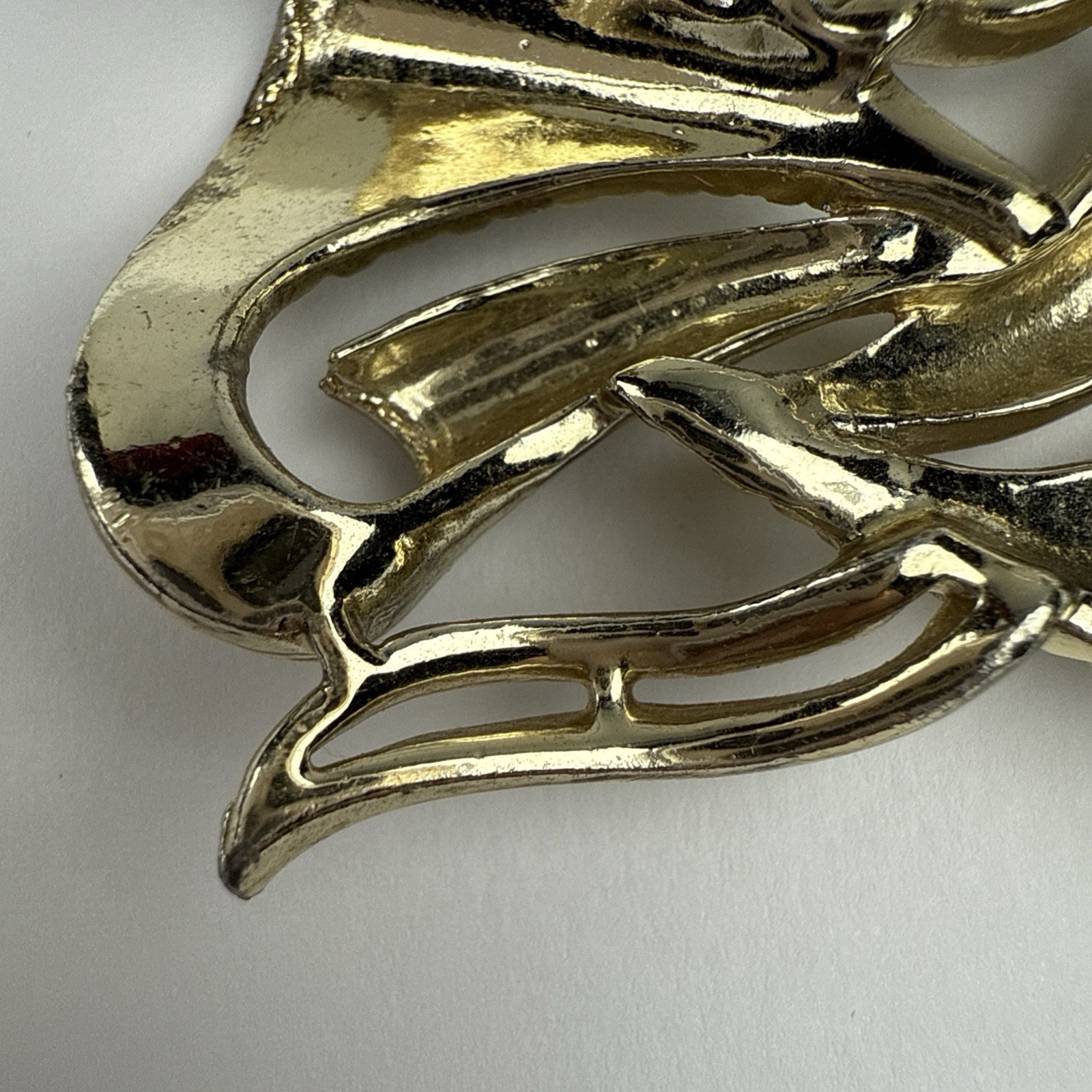Vintage Gold Tone Brooch Textured Flowy Ribbons Unbranded 2”