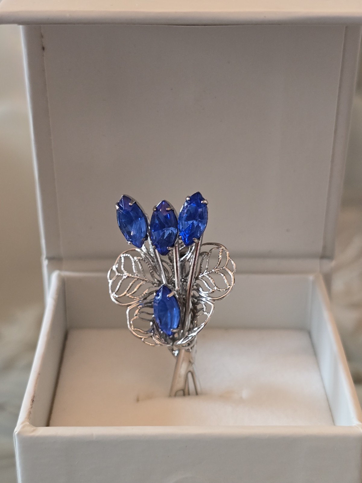 BLUE RHINESTONES MARQUISE SHAPED FILIGREE SILVER-TONE FLORAL BOUQUET PIN BROOCH
