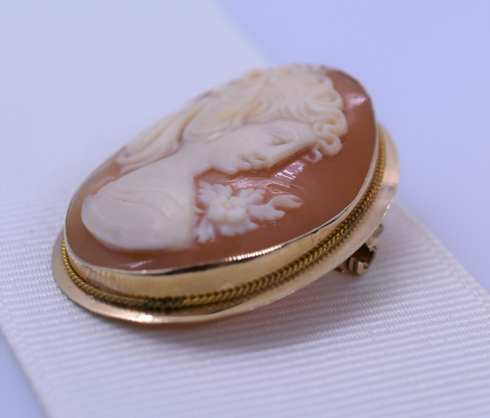 Vintage 14 Karat Yellow Gold Shell Cameo Brooch / Pendant A53