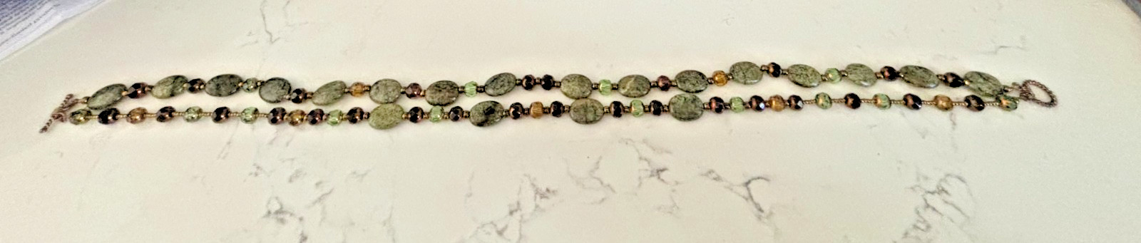 ESTATE HAND KNOTTED 20″ SERPENTINE JASPER/FACETED GLASS BEAD SERPENTINE NECKLACE