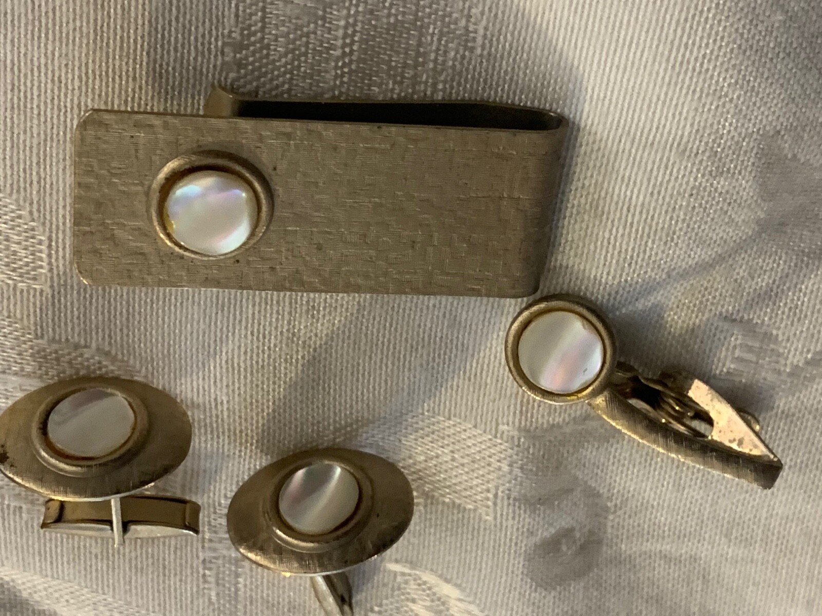 CUFF LINKS MONEY CLIP TIE CLIP GREAT VINTAGE SET GOLD COLOR W/ FAUX OPAL CENTERS