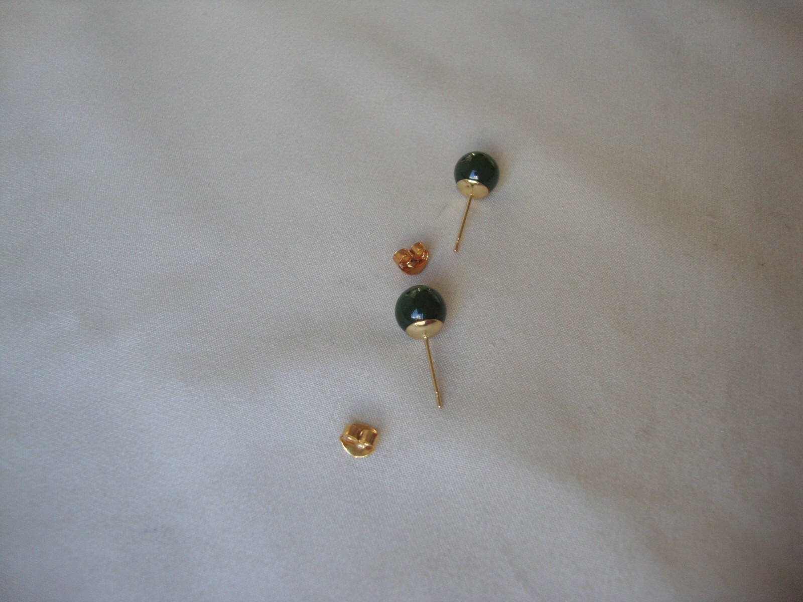 VINTAGE CLASSIC CHINESE 8MM GREEN JADE BALL YELLOW GOLD PLATED STUD EARRINGS