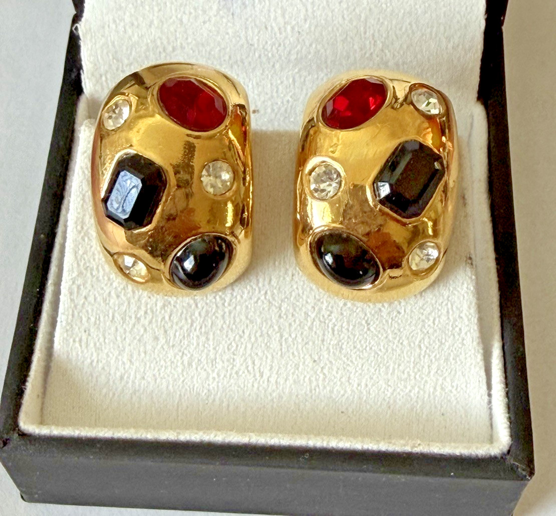 CINER VTG GRIPOIX Black Red Clear Glass Cabochon Rhinestone Hoop Clip Earrings