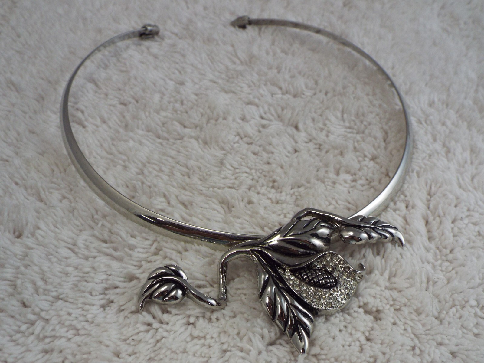 Silvertone Rhinestone Flower Leaf Pendant Collar Necklace (D61)