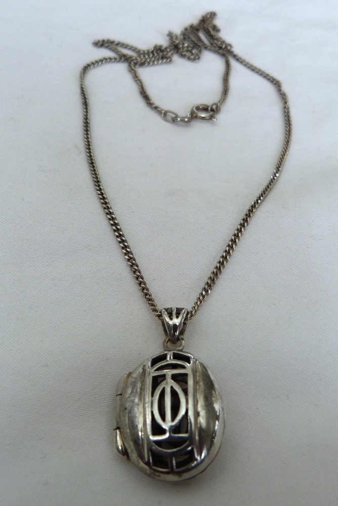 KIT HEATH KH CELTIC DESIGN CUT OUT STERLING SILVER OPENING LOCKET CHAIN NECKLACE