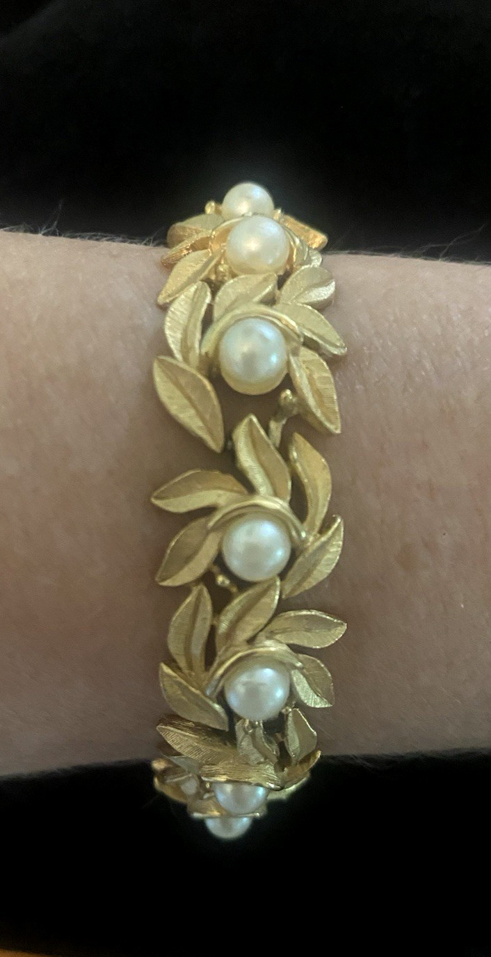 VTG Collectable AVON 1971 Evening Creation Gold tone Leaves W/Pearls bracelet