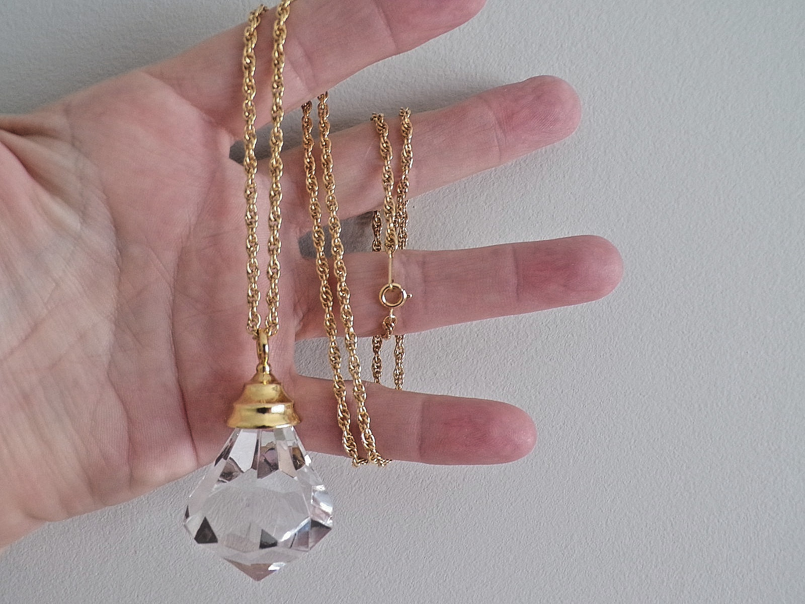 Vintage Gold Tone Clear Lucite Acrylic Faux Diamond Crystal Pendant Necklace 28″
