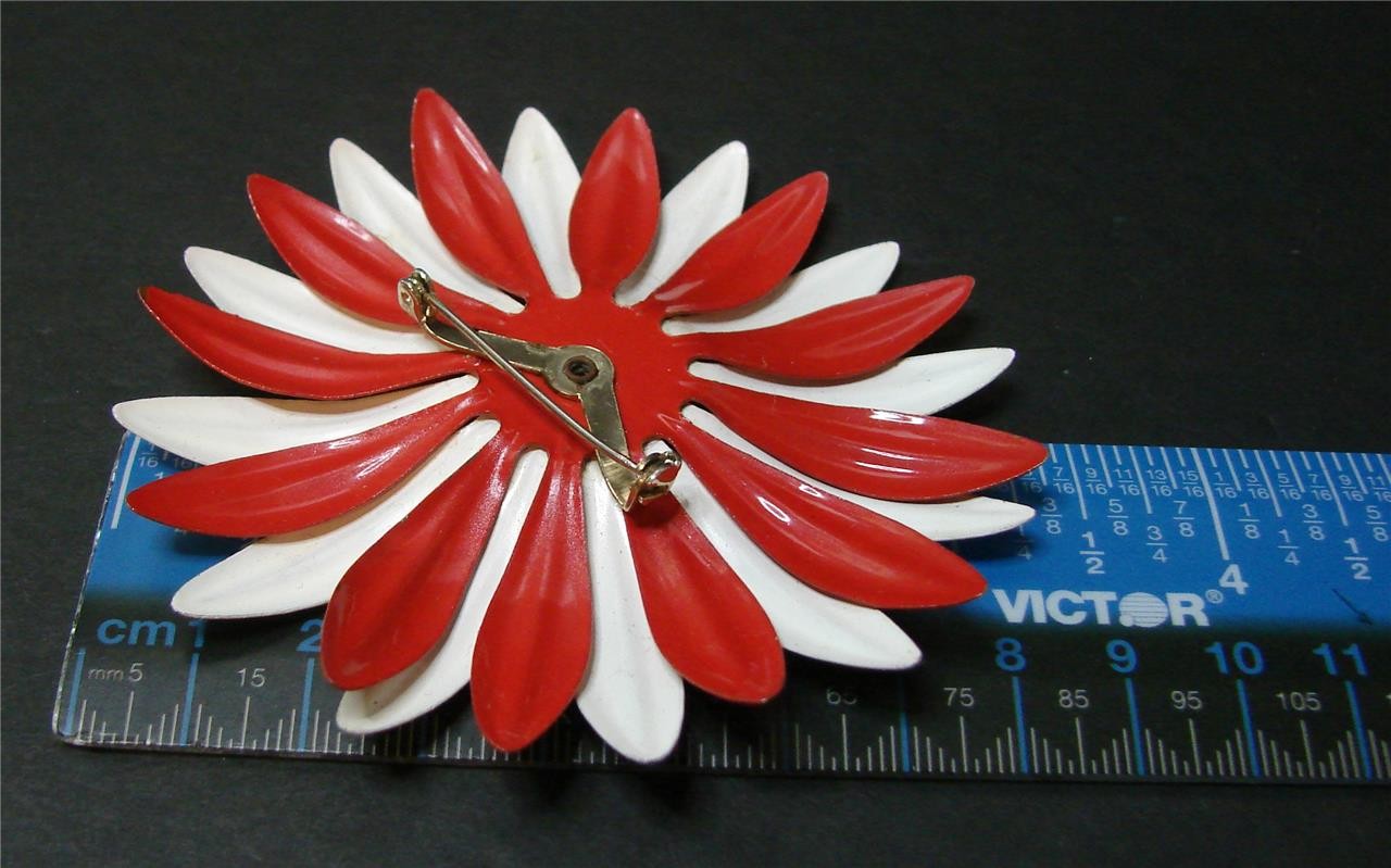 Vintage Retro Mod 60’s Red & White Enamel Layered Metal Daisy Flower Pin Brooch