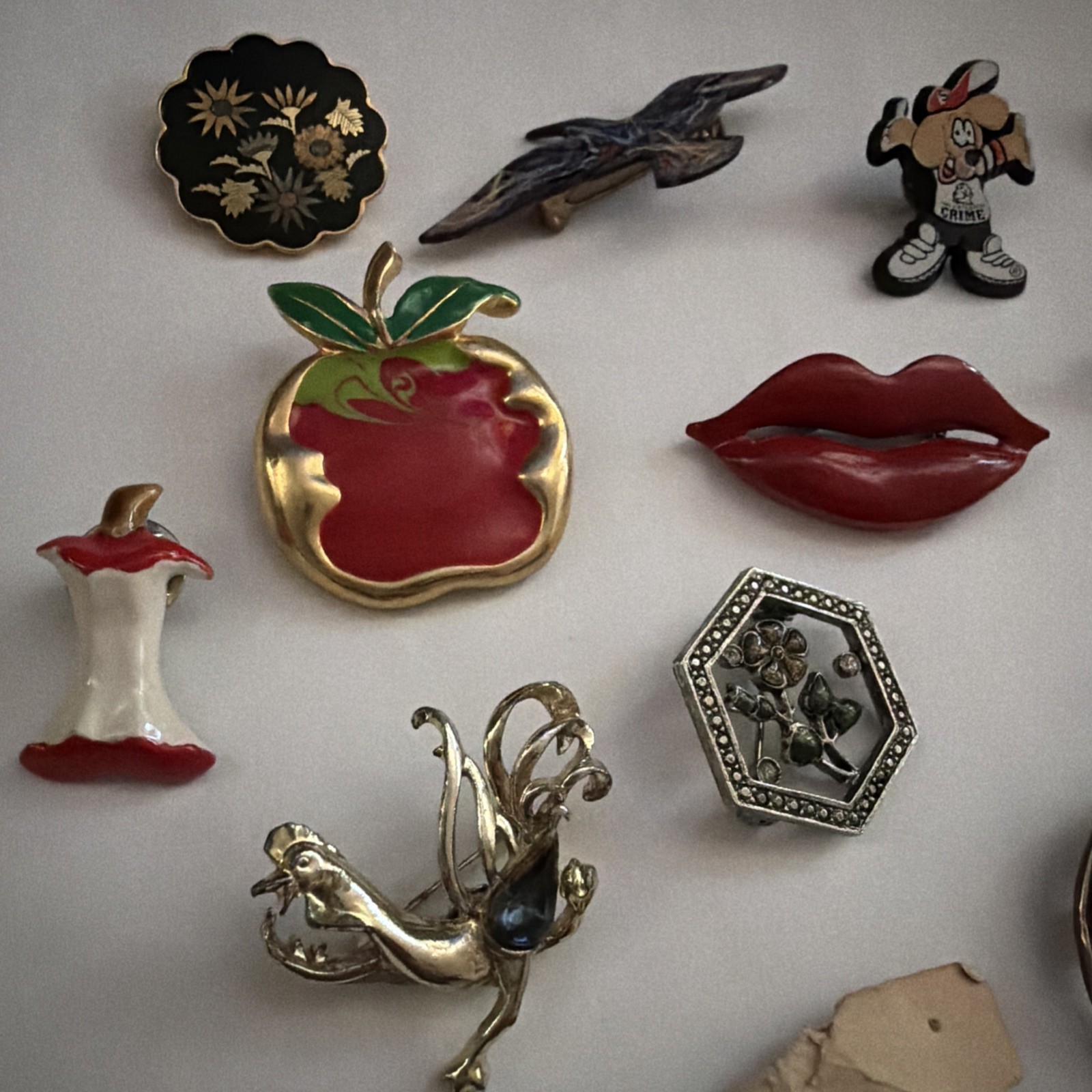 vtg pin lot of 25 collectible rare hard to find horseshoe souvenir Disney apple
