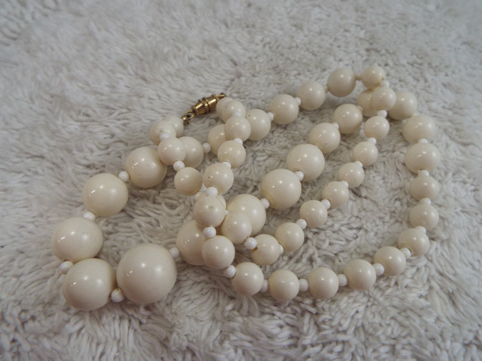 Off-White Bead Necklace (C70)