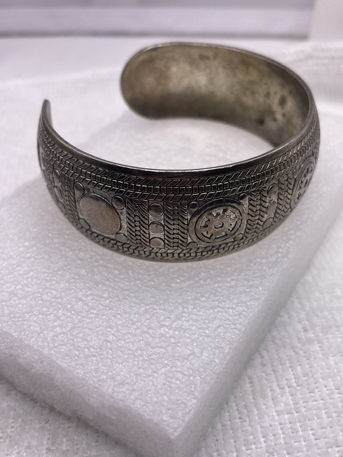 Vintage Art Deco, Tribal Designed 24mm Large Silver Tone Wide Cuff Bracelet 8″