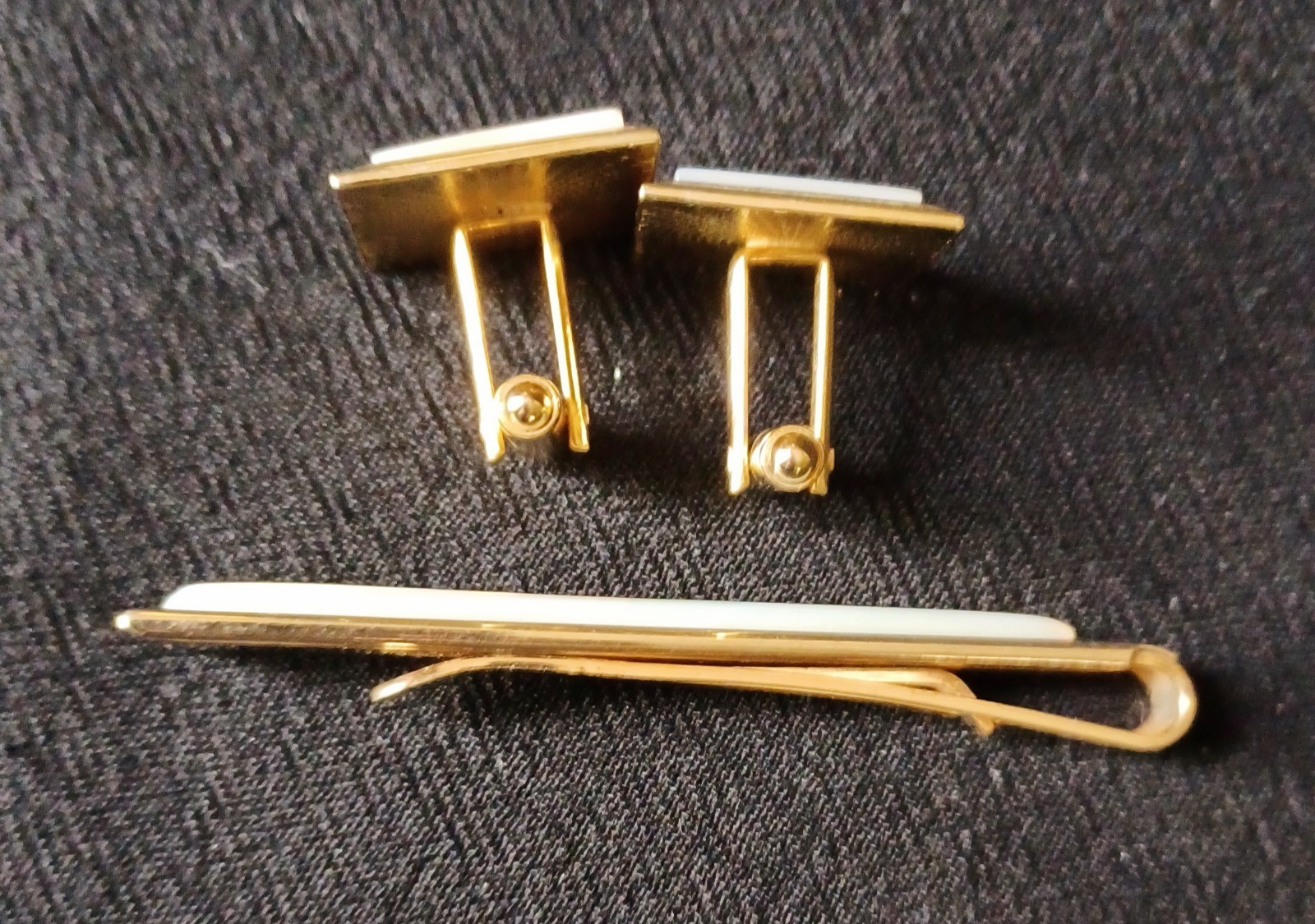 Elegant VTG Mother of Pearl Square Gold Tone Cuff Links Coordinating Tie Clip