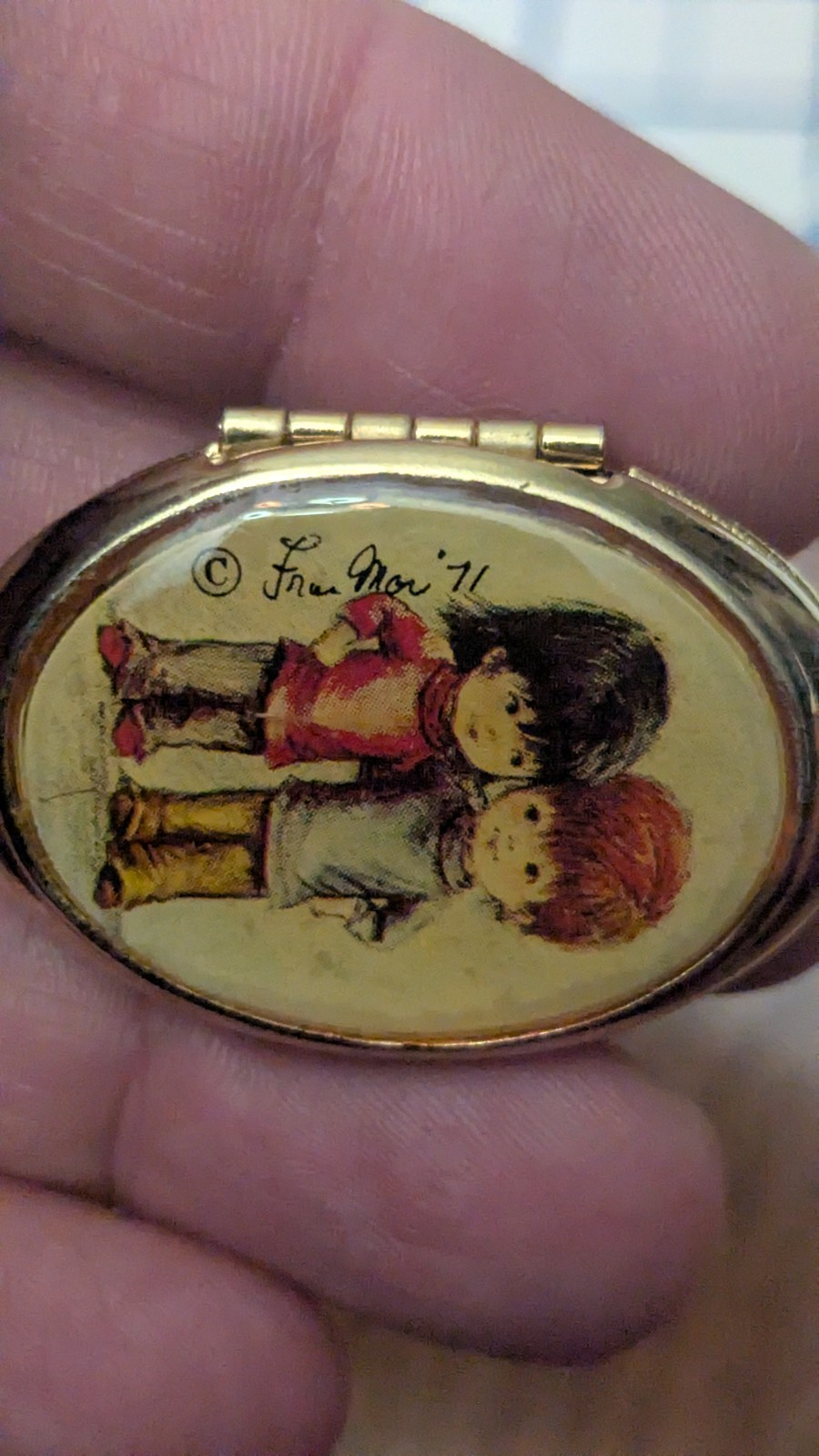 VINTAGE 1971 Fran Moore Moppetts Locket Necklace Gold Tone 17″