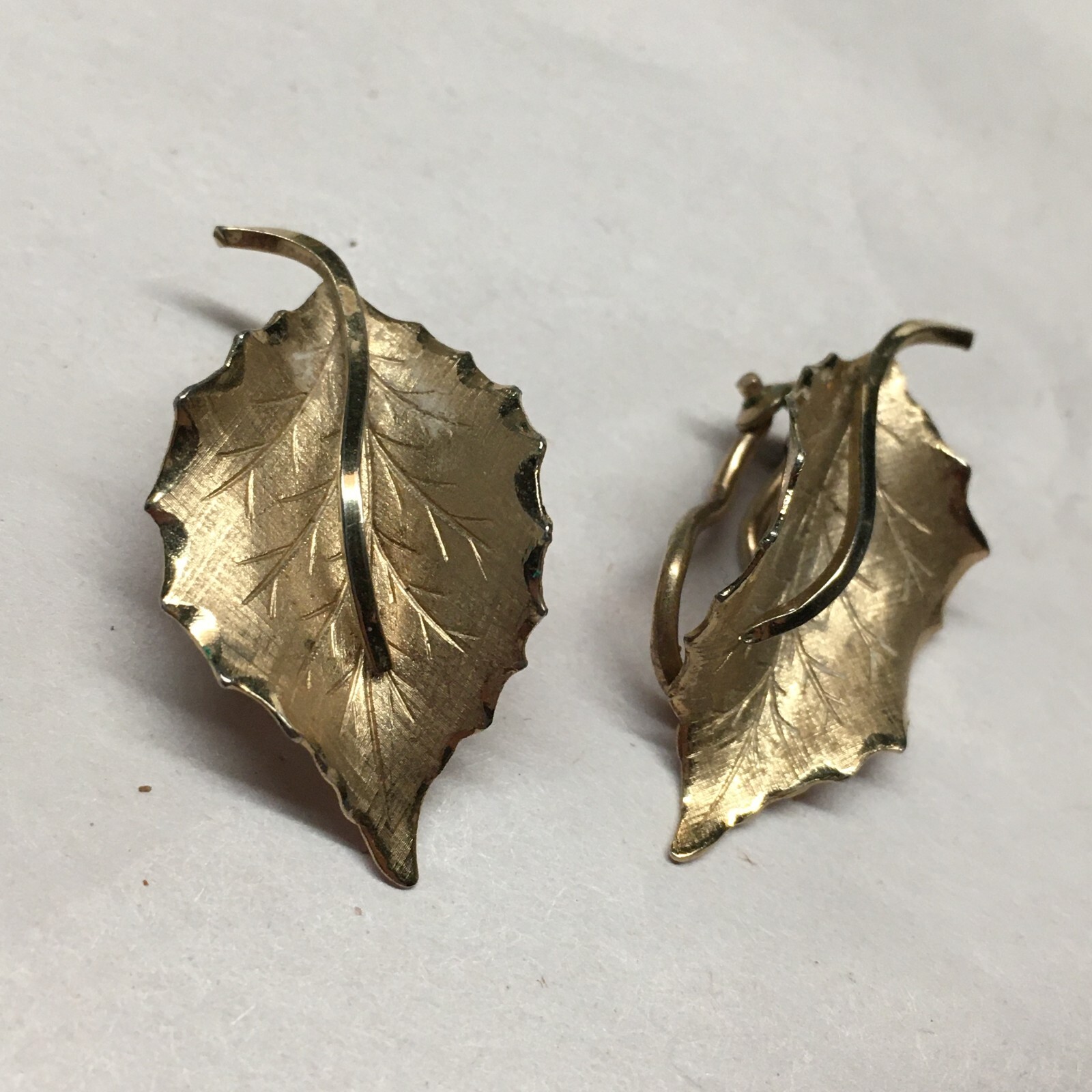 Vintage Signed Wells 1/20 12k Gold Filled Leaf Earrings Clip on 1-1/4”
