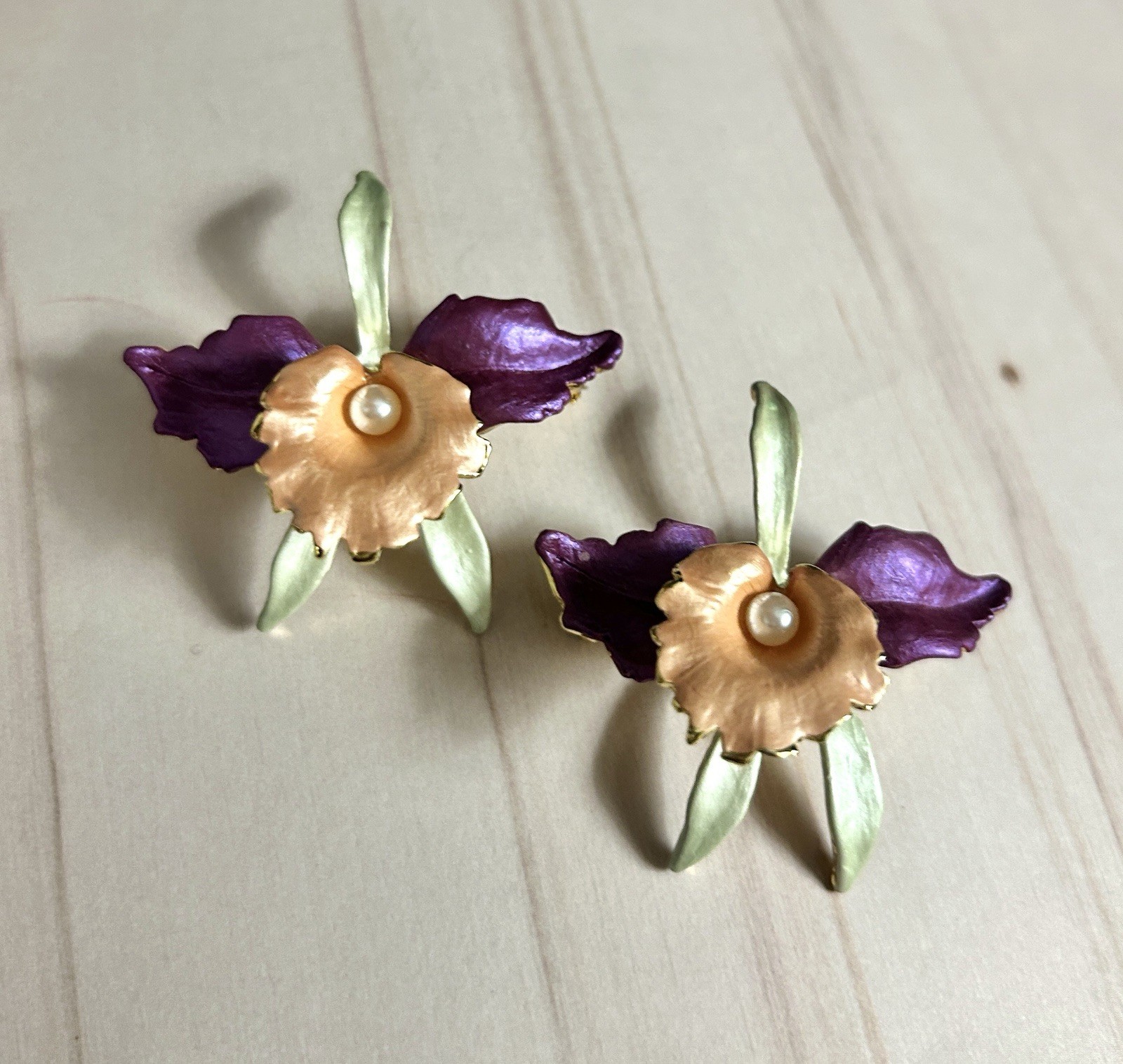 Orchid Brooch Peach Green Purple and Gold Tone VTG Faux Pearl EUC Matched Pair