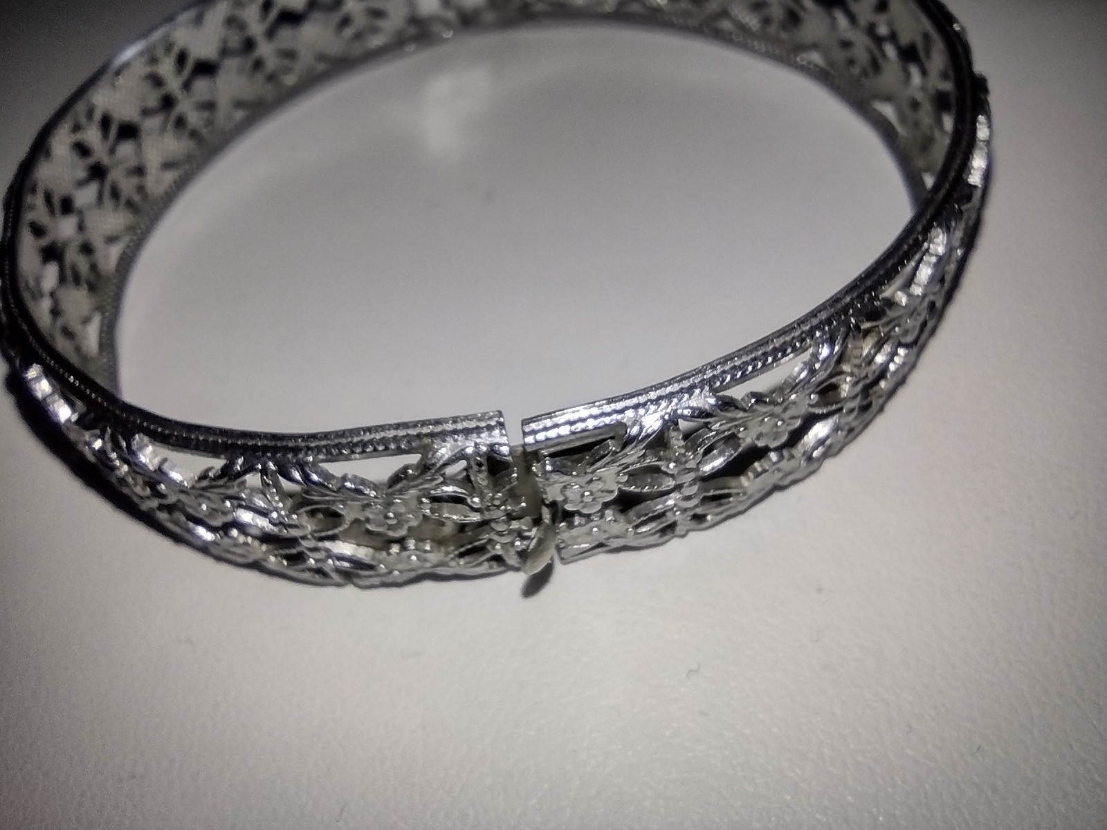 Vintage Silver Tone Hinged Open Work Light Weight Bangle Bracelet 7.25″