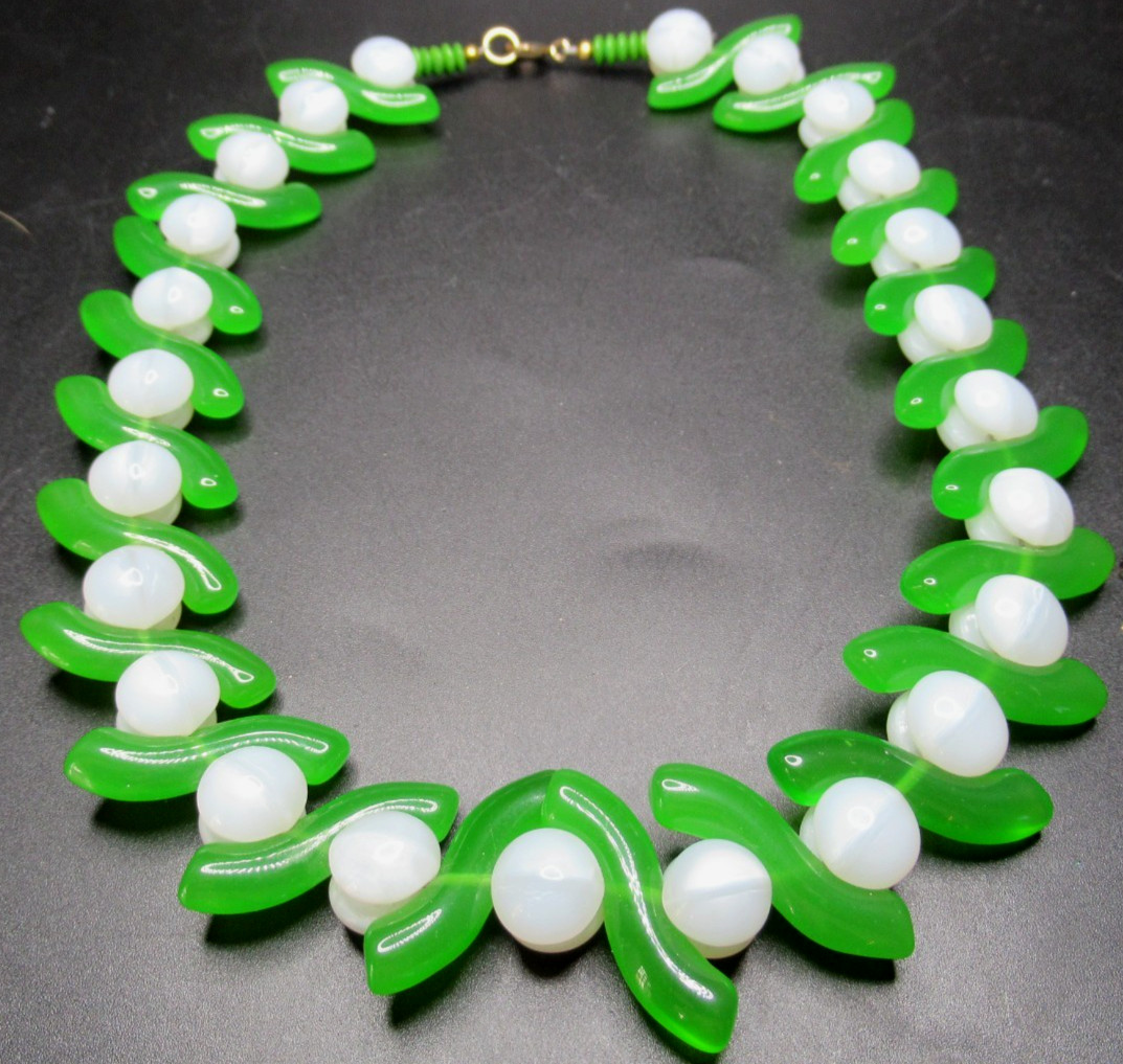 Amazing Green S Glass & White Mushroom Glass Bead Vintage Necklace