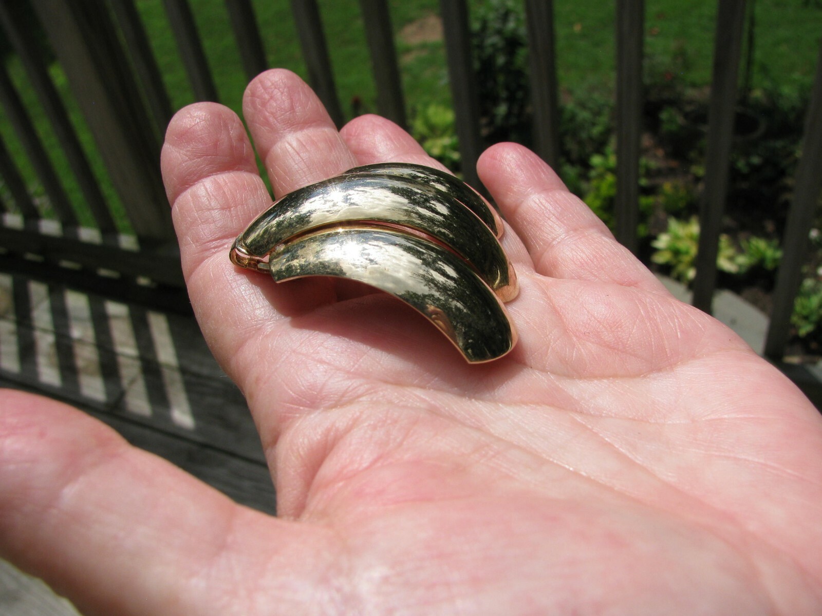 VINTAGE PUFFY YELLOW GOLD TONE PLATED METAL HAUTE COUTURE RUNWAY CLIP EARRINGS