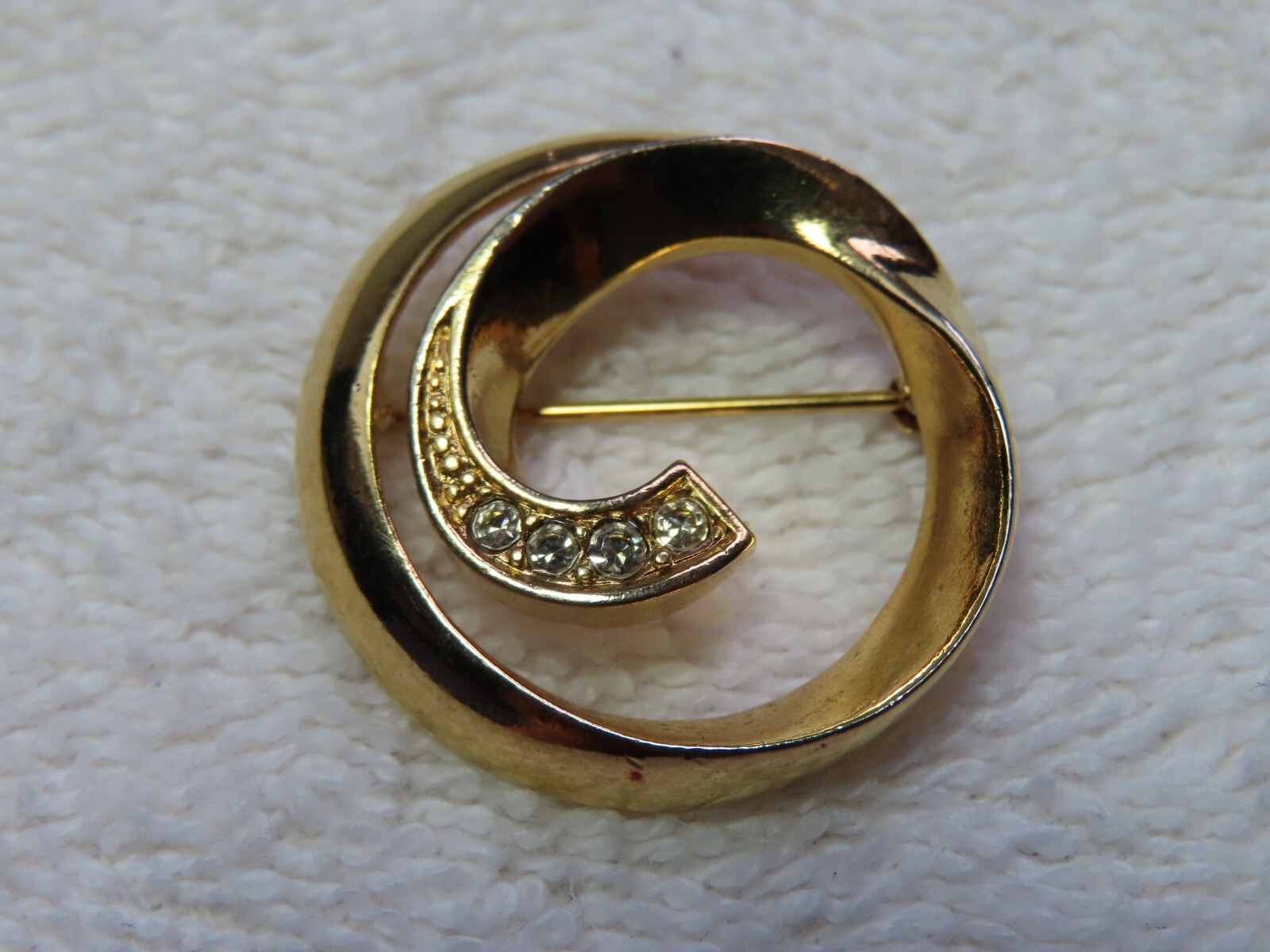 Vintage Gold Circle Swirl Ribbon Clear Rhinestone Brooch 1.15″