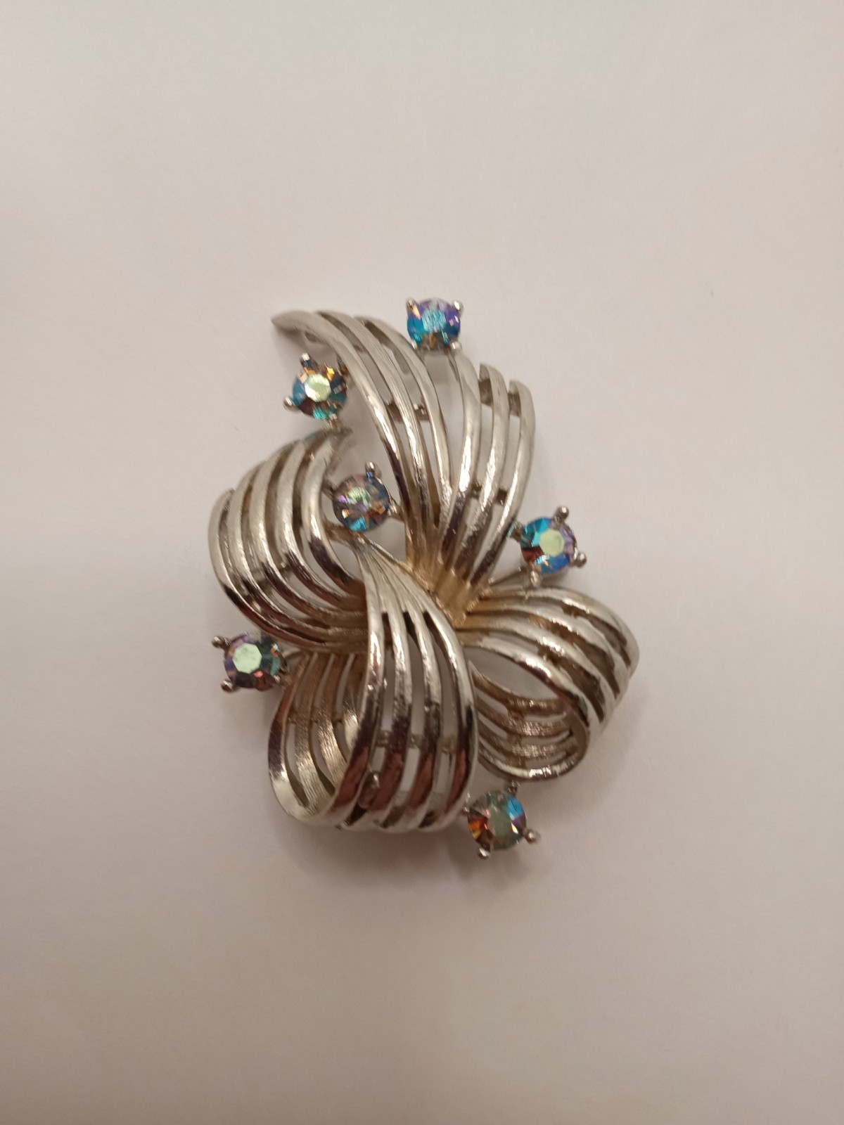 Vintage Signed Lisner Silver Tone Rhinestone Swirl Ribbon Brooch Pin