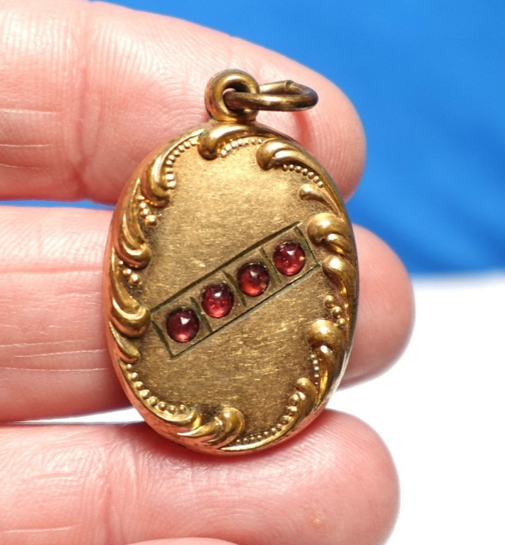 GOLD FILLED ANTIQUE OVAL FOB PENDANT RED GLASS STONES 4.5 GRAMS J-672