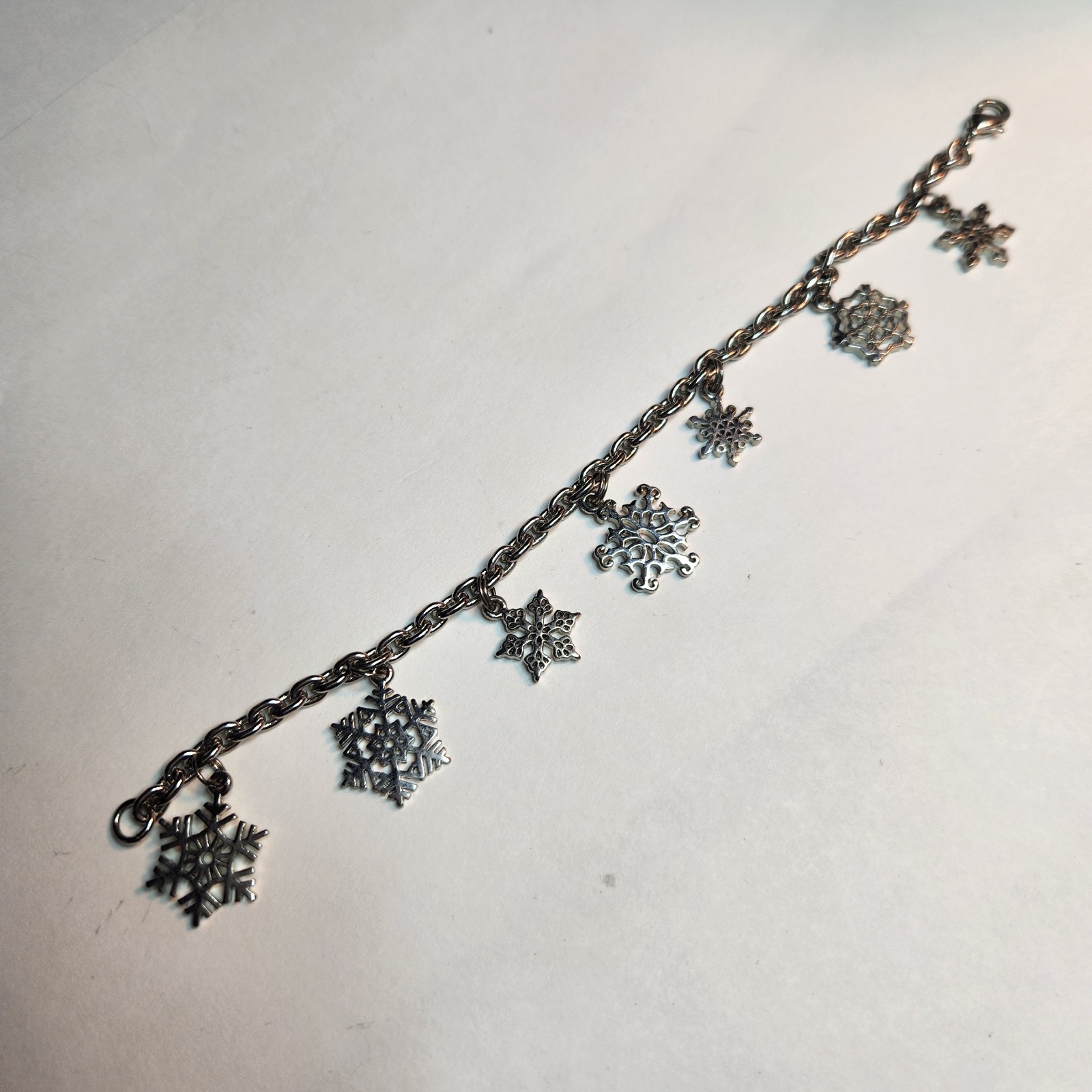 Vintage Bracelet 7 Snowflake Charms Silvertone 7.5″ Lobster Clasp Non- Magnetic
