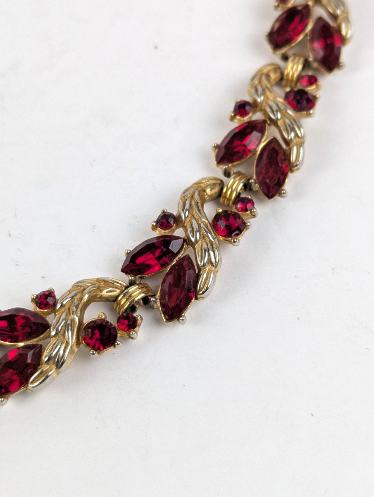 Fabulous Vintage Trifari Gold Plated Ruby Red Rhinestone Necklace 15″ -17″