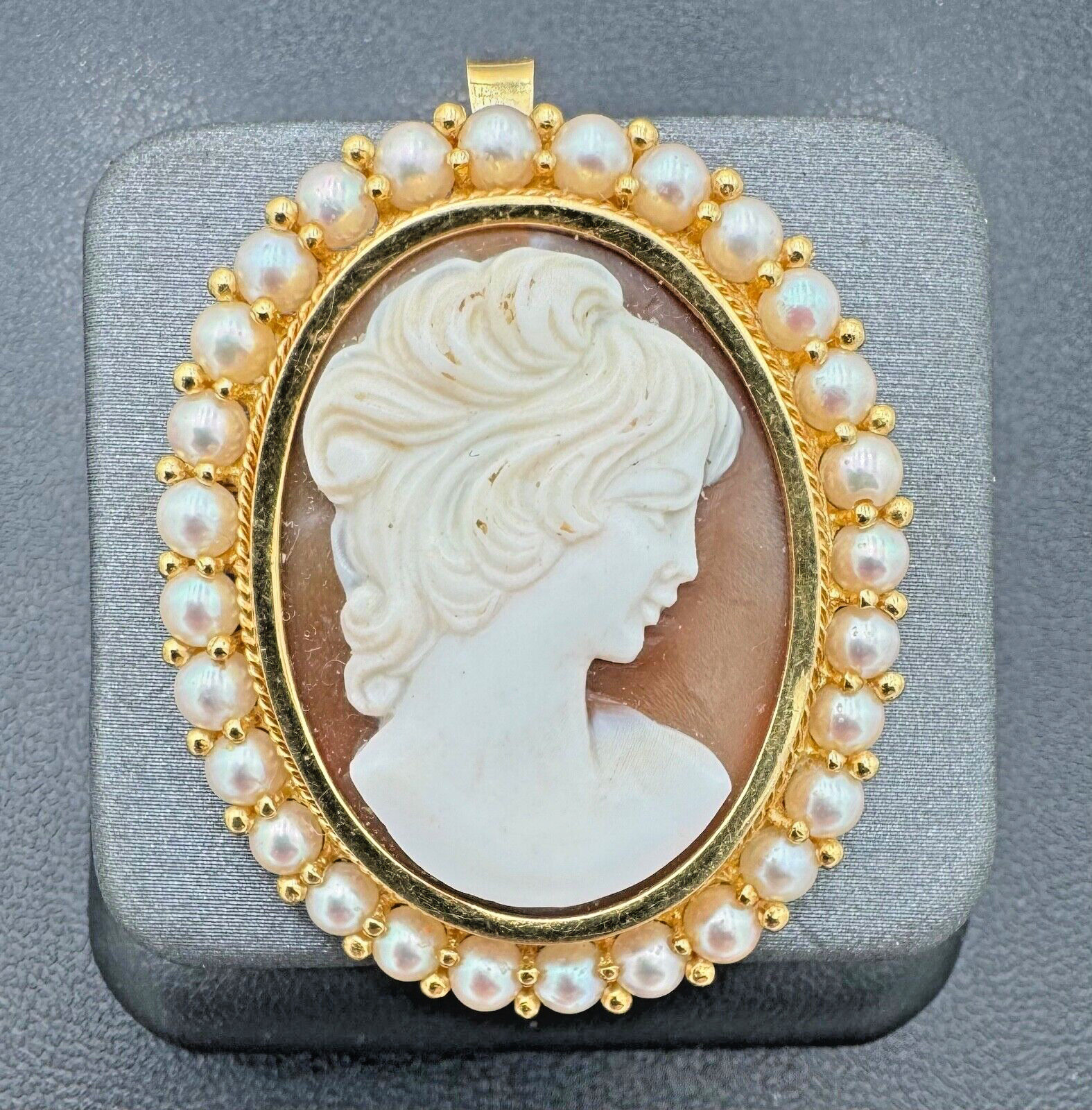 Antique 18kt Yellow Gold Cameo 39mm x 32mm Brooch/Pendant with Pearl Border