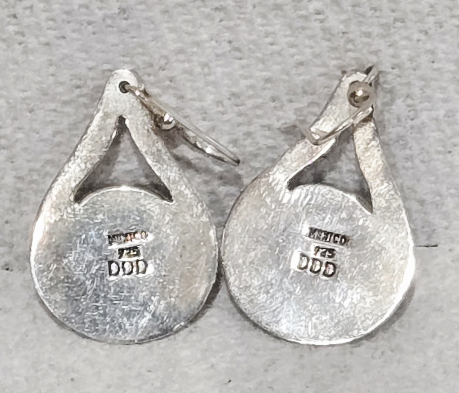 1980s DOMINIQUE DINOUART DDD Sterling Silver Dichronic Glass Teardrop Earrings