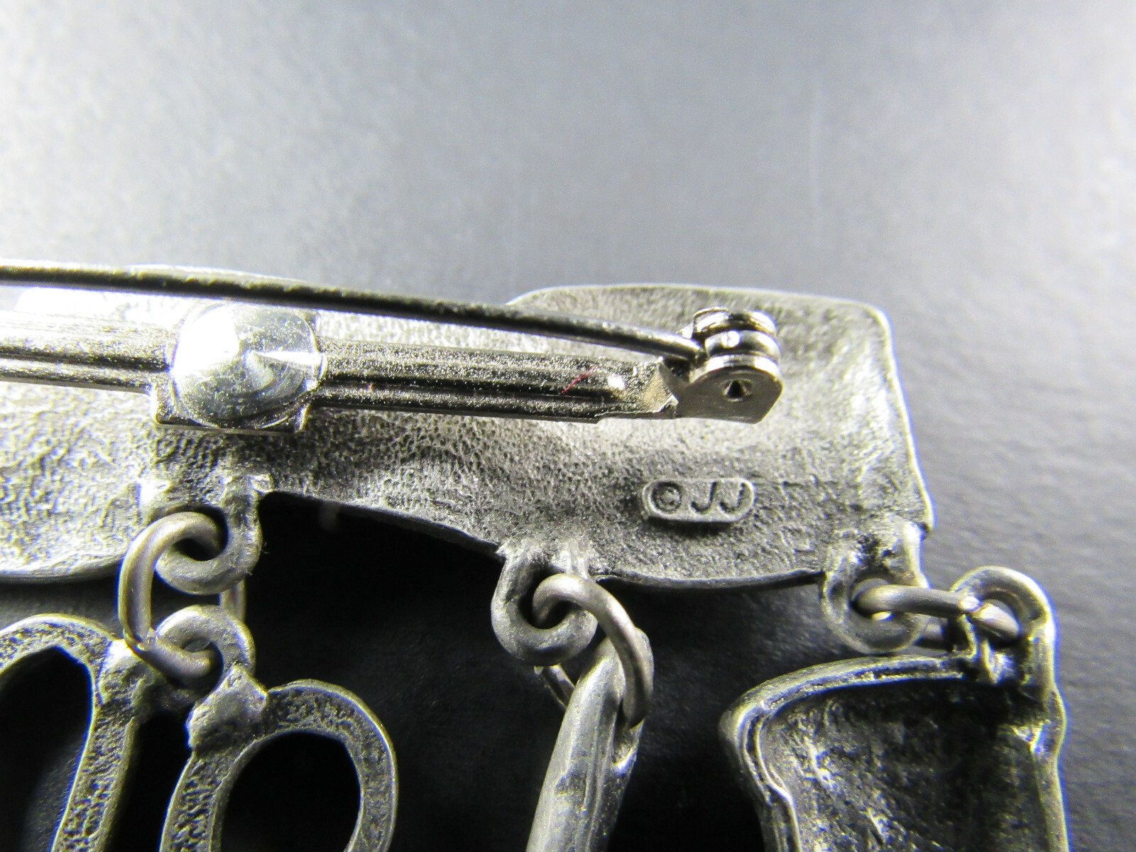 VINTAGE J&J SILVER TONE MEASURING TAPE WITH SEWING NOTIONS BROOCH PIN (BR29)