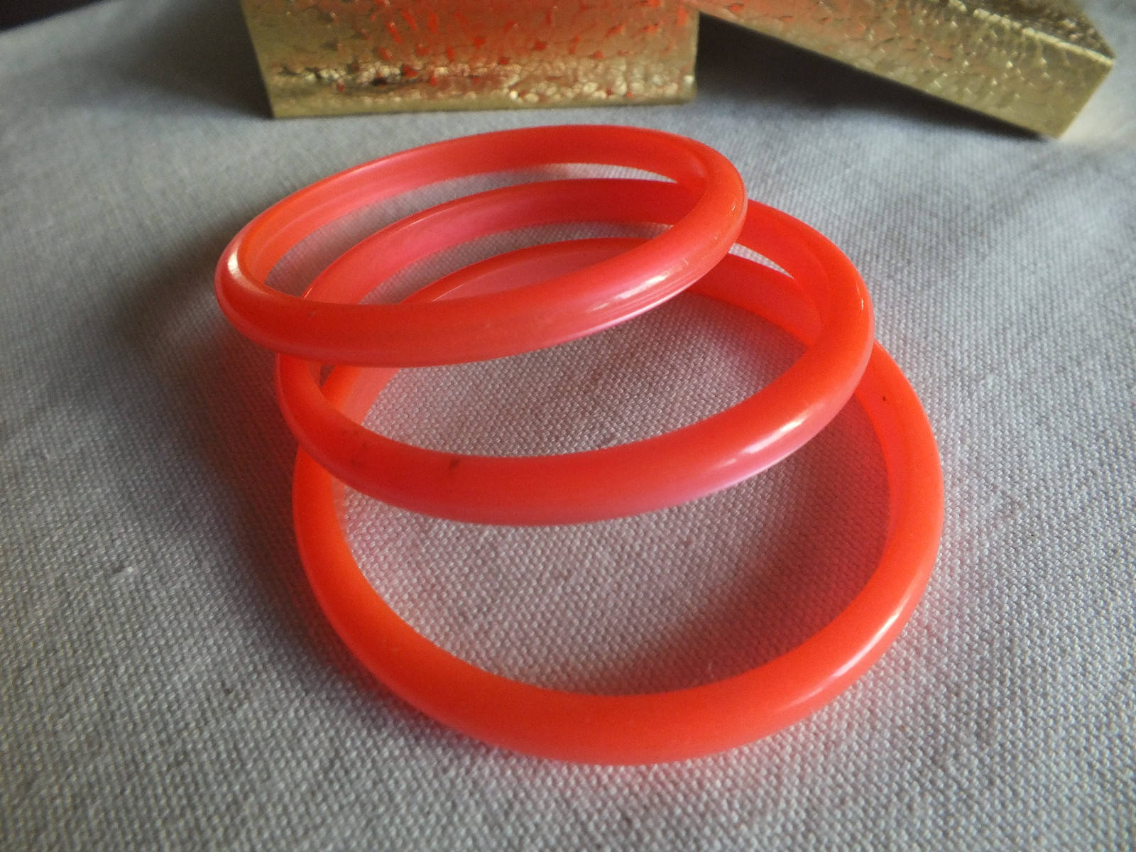 Collectible Bangle Bracelet Set 3 Iridescent Pink Plastic 1/4″ W x 2 1/2″ Across
