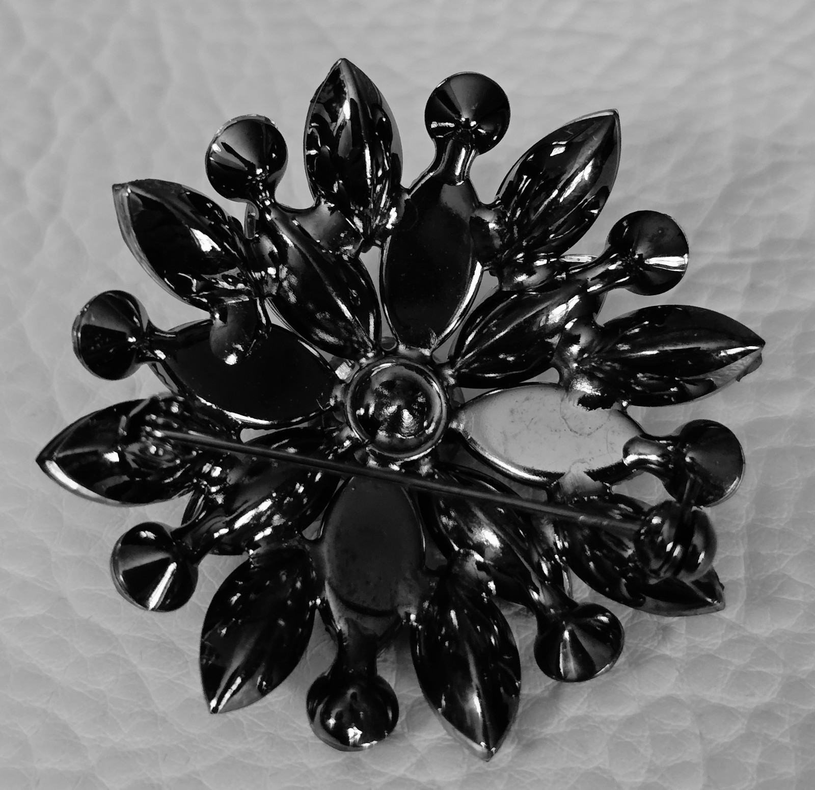 RUNWAY STATEMENT MARQUISE PINK PURLE LUCITE BROOCH-NWOT☆3D☆2″Diam☆GUNMETAL☆WOW