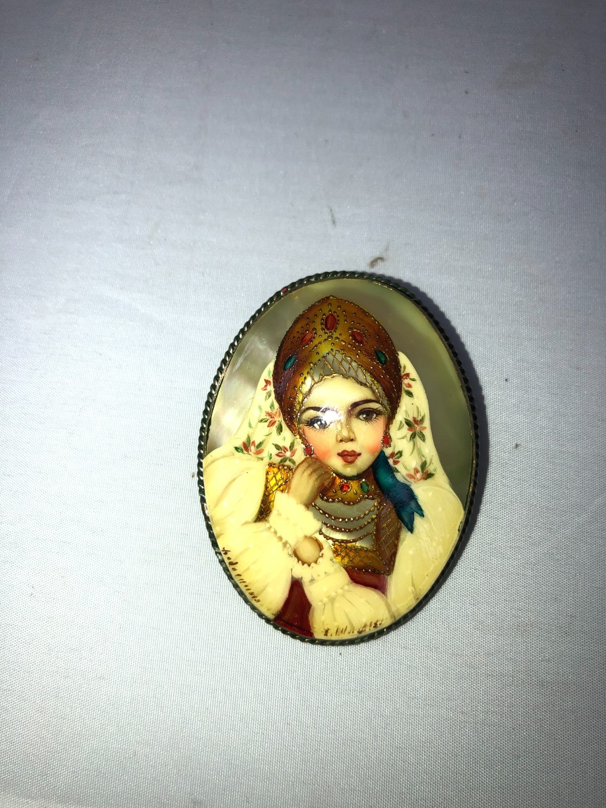 Pretty Vtg Fedoskino (Style??) Mother of Pearl Folk Art Portrait Brooch-Signed