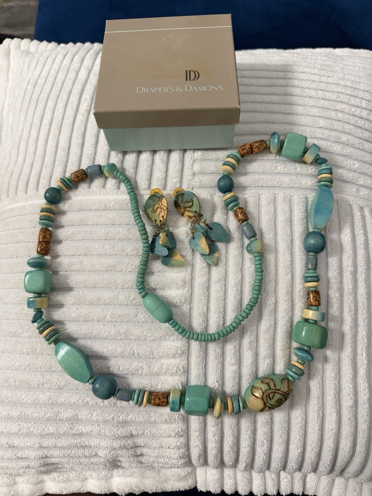 VTG Drapers Demons Wood Turquoise Beaded Necklace And Clip Earrings Set