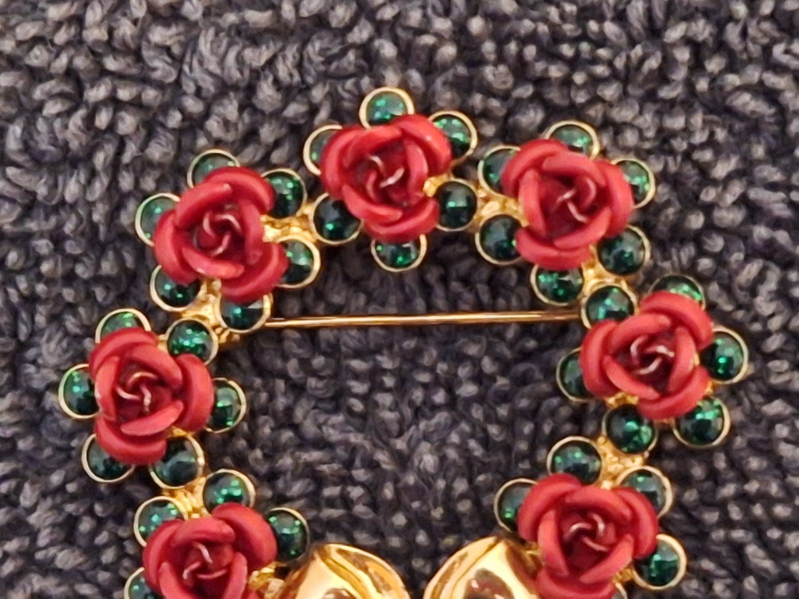 Vintage Avon Gold Tone Green Rhinestone Christmas Wreath Red Roses Brooch Pin