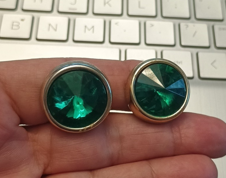 Vtg VIVID GREEN Multi faceted Round Clip On Gold Tone trim .75″ Retro Earrings