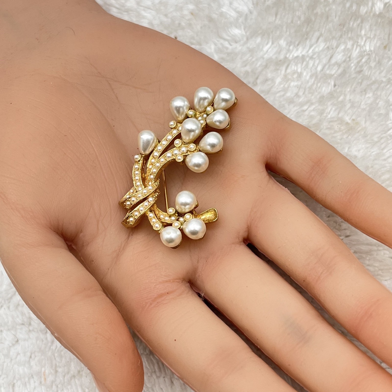 Vintage Signed ART Brooch Gold Tone Faux Pearl Cascading Ribbon Pin 2″