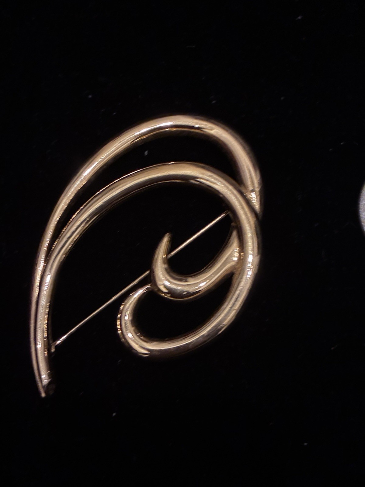 VINTAGE TRIFARI TM GOLD DOUBLE SWIRL BROOCH / PIN – BEAUTIFUL PIN!!