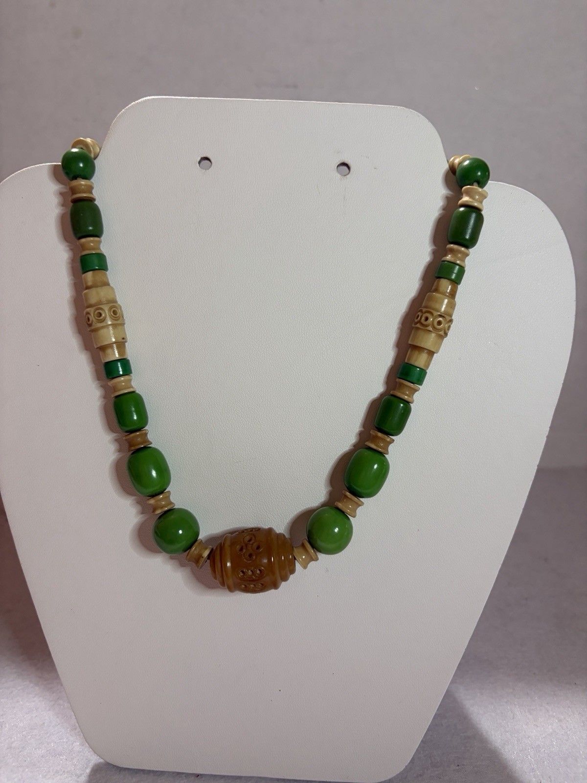 Beautiful vintage necklace from the 1930s and 1950s.