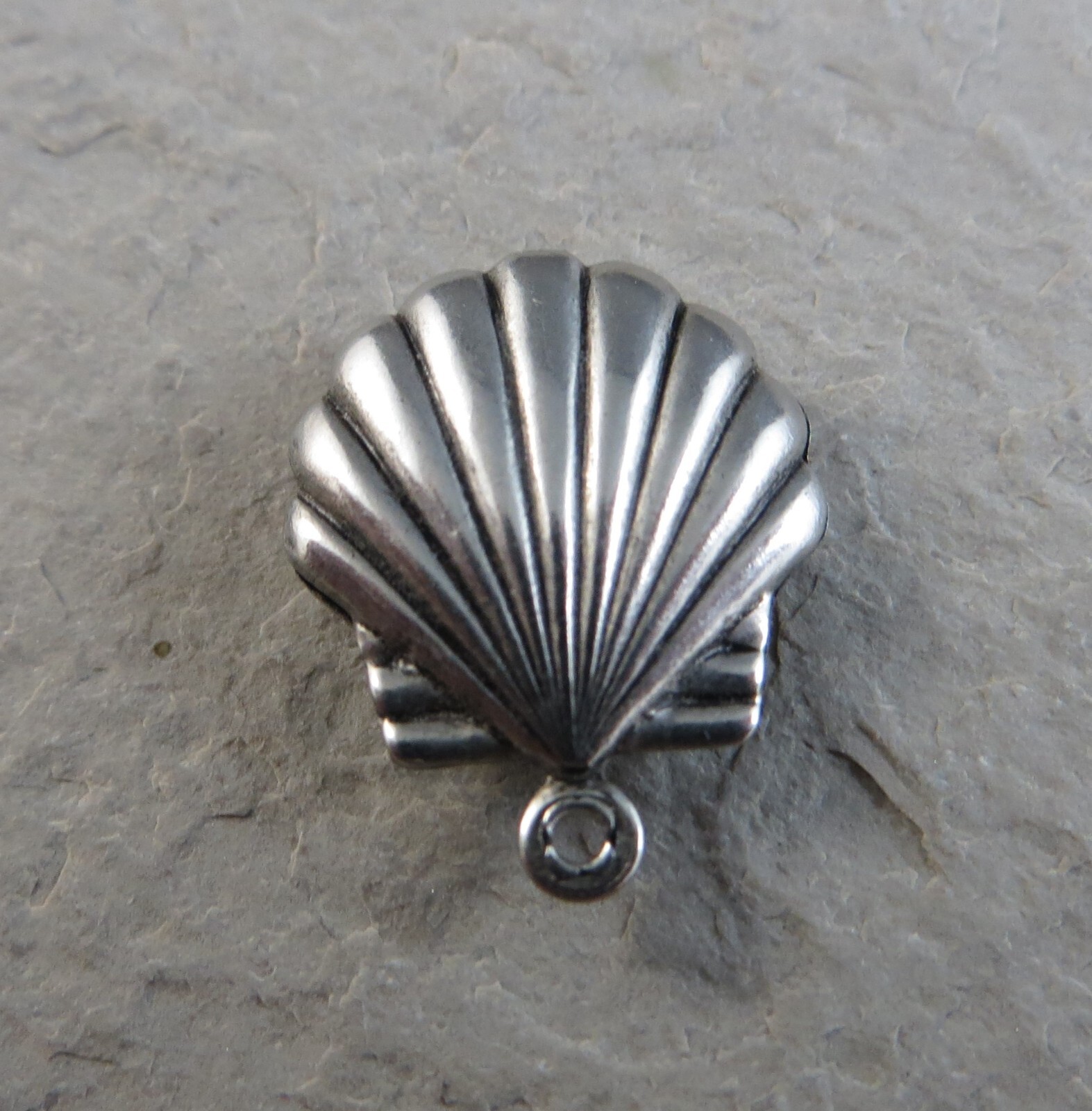 Vintage 3D Puffy Scallop Sea Shell Silver-tone 3/4″ Charm Pendant #830