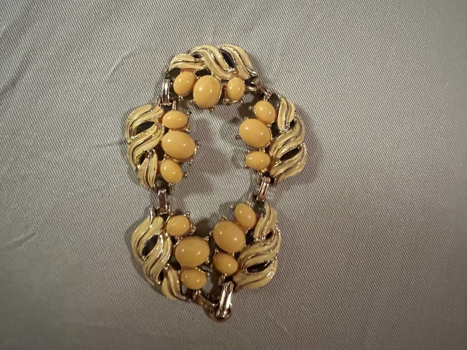 Vintage 1950s Gold-Tone and Butter Yellow Thermoset Lucite Leaf Link Bracelet