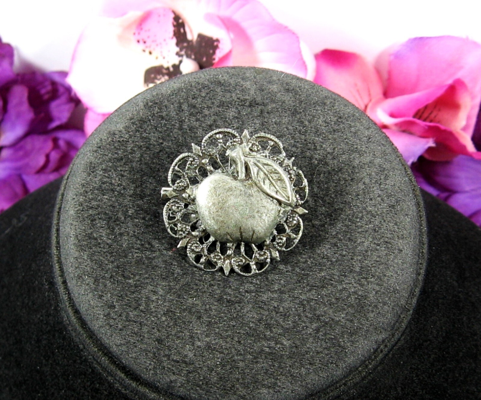 APPLE With Leaf On FILIGREE Brooch Vintage Scatter Pin Silvertone Round 1 1/4″